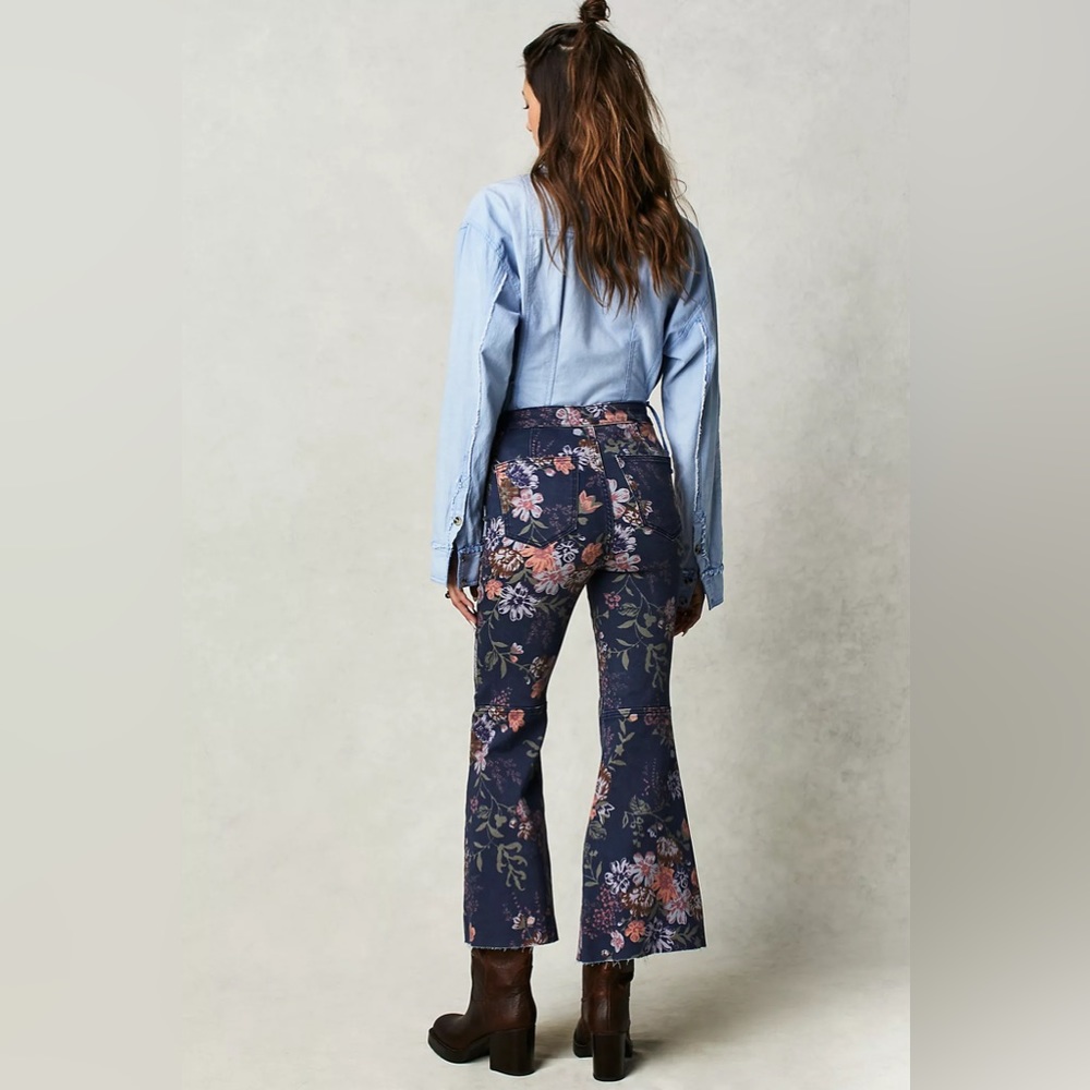 🌟LAST ONE! FREE PEOPLE Youthquake Printed Crop Flare Jeans Navy Combo - Picture 8 of 14